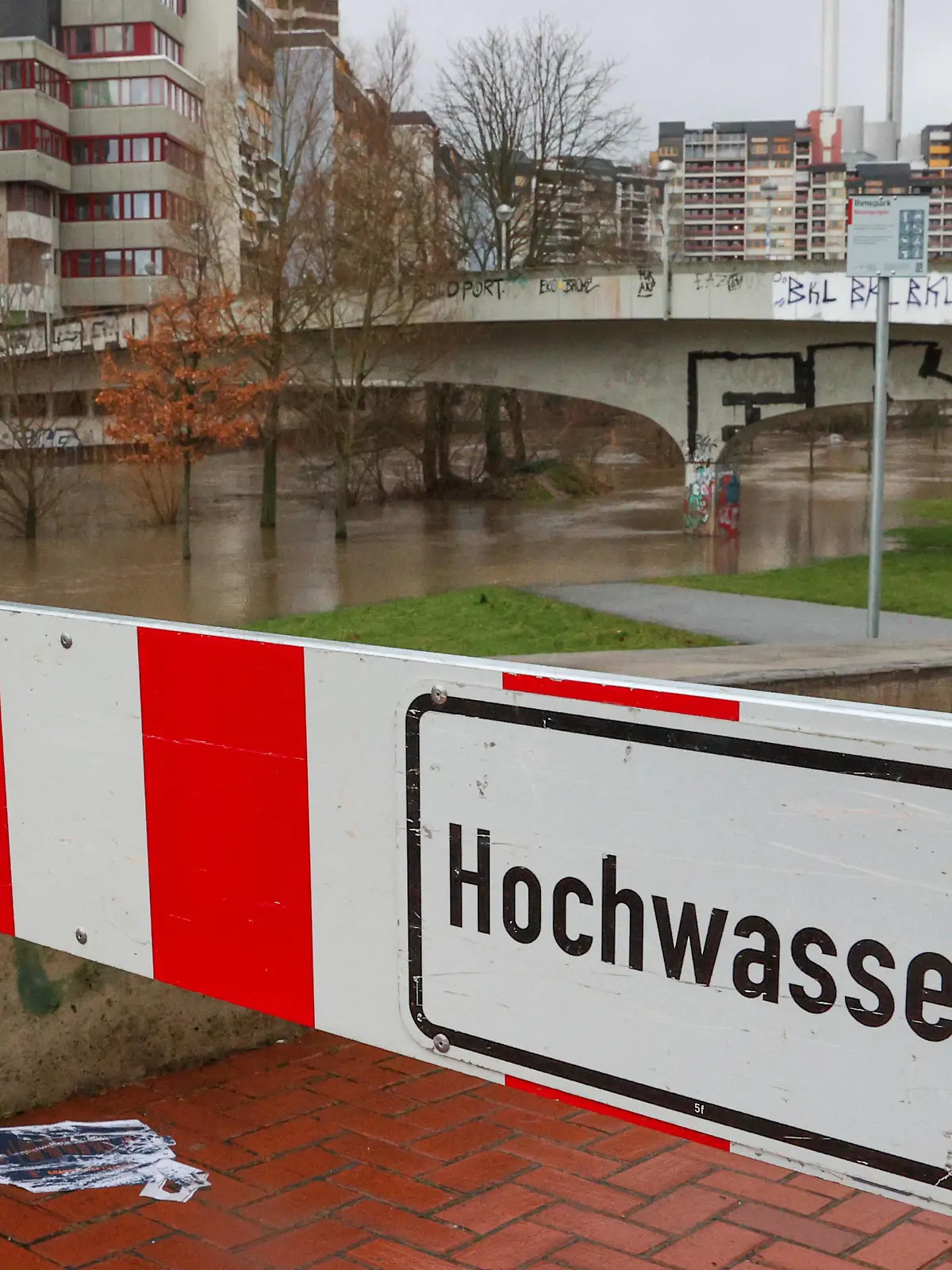 Niedersachsen, Hannover, Hochwasser nach Dauerregen: Pegel der Leine und Ime steigen rapide an, Symbolfoto, Hochwasser Schild gesperrt, Leine-Hochwasser, am Ihme-Zentrum hat der Fluss Radwege überschwemmt, *** Lower Saxony, Hanover, flood after continuous rain Levels of the Leine and Ime are rising rapidly, symbolic photo, flood sign closed, Leine flood, at the Ihme center the river has flooded cycle paths,