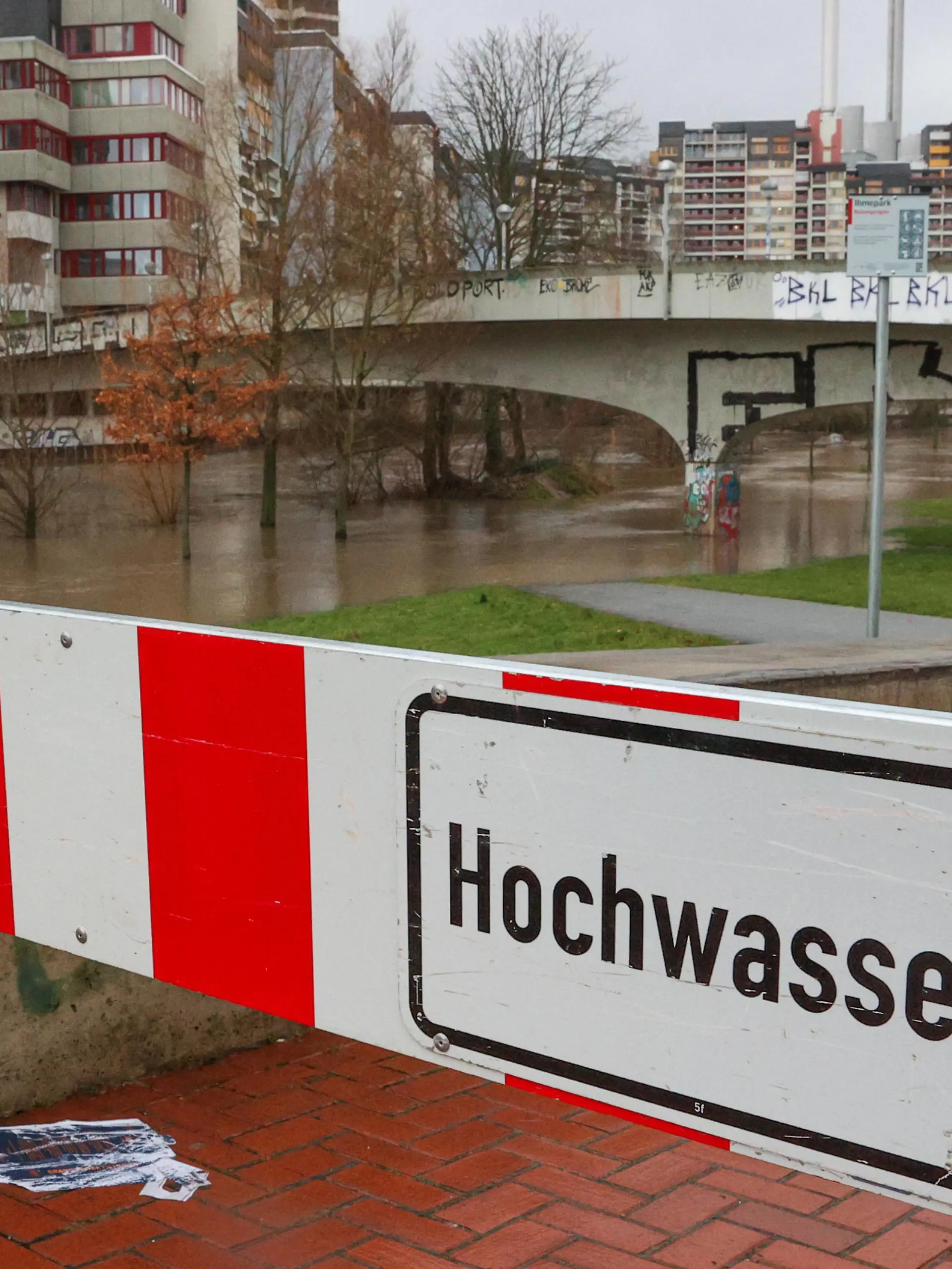 Niedersachsen, Hannover, Hochwasser nach Dauerregen: Pegel der Leine und Ime steigen rapide an, Symbolfoto, Hochwasser Schild gesperrt, Leine-Hochwasser, am Ihme-Zentrum hat der Fluss Radwege überschwemmt, *** Lower Saxony, Hanover, flood after continuous rain Levels of the Leine and Ime are rising rapidly, symbolic photo, flood sign closed, Leine flood, at the Ihme center the river has flooded cycle paths,
