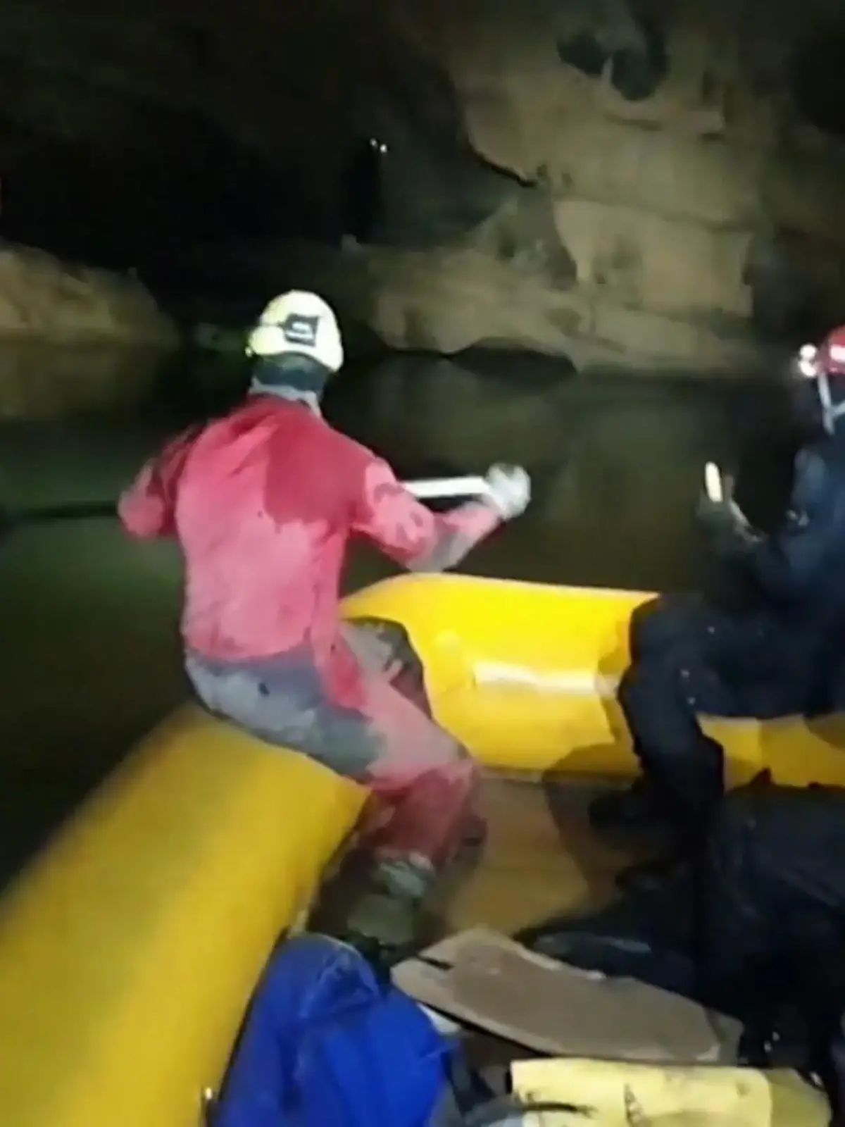 Dutzende Helfer versuchen, die Eingeschlossenen zu befreien: Eine fünfköpfige Gruppe sitzt in Slowenien in einer Höhle fest. Sie wurde dort vom ansteigenden Regenwasser überrascht.