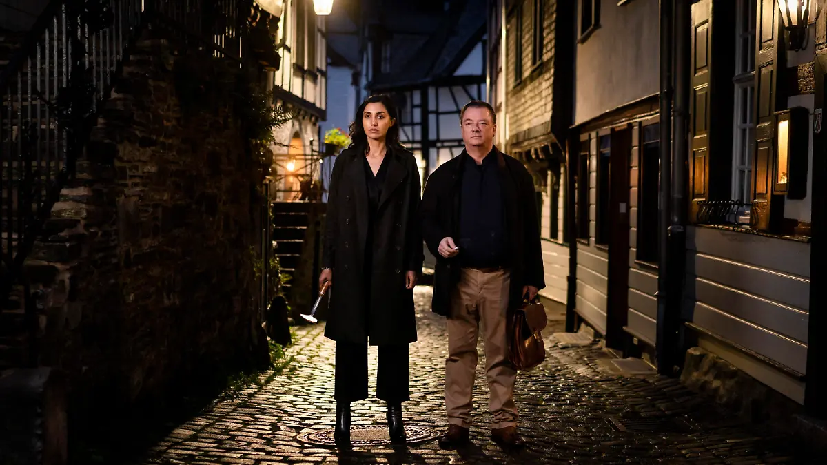 HANDOUT - 04.11.2020, ---: Dr. Schlesinger (Peter Kurth) und Azra (Narges Rashidi) in einer Szene der Serie «Ferdinand von Schirach - Glauben» (undatierte Filmszene). Am 1. Dezember 2021 erfolgt ab 20.15 Uhr die TV-Premiere bei VOX, wo zunächst vier Folgen am Stück laufen. (zu dpa "RTL strebt in fünf Jahren zehn Millionen Streaming-Abonnenten an") Foto: TVNOW/dpa - ACHTUNG: Nur zur redaktionellen Verwendung im Zusammenhang mit einer Berichterstattung über den Film und nur mit vollständiger Nennung des vorstehenden Credits +++ dpa-Bildfunk +++