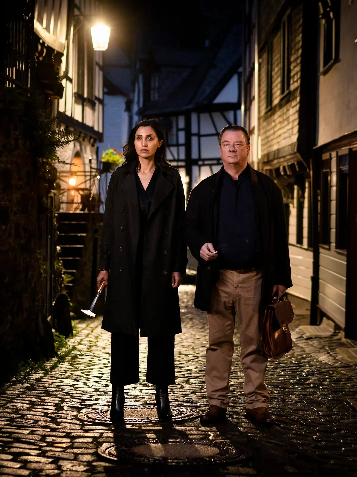 HANDOUT - 04.11.2020, ---: Dr. Schlesinger (Peter Kurth) und Azra (Narges Rashidi) in einer Szene der Serie  «Ferdinand von Schirach - Glauben» (undatierte Filmszene). Am 1. Dezember 2021 erfolgt ab 20.15 Uhr die TV-Premiere bei VOX, wo zunächst vier Folgen am Stück laufen. (zu dpa "RTL strebt in fünf Jahren zehn Millionen Streaming-Abonnenten an") Foto: TVNOW/dpa - ACHTUNG: Nur zur redaktionellen Verwendung im Zusammenhang mit einer Berichterstattung über den Film und nur mit vollständiger Nennung des vorstehenden Credits +++ dpa-Bildfunk +++