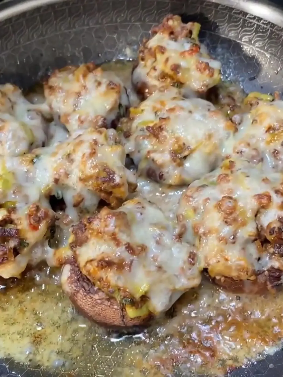 Fertig in nur 20 Minuten! Dieses Henssler-Rezept beweist mal wieder, dass wir nicht ewig in der Küche stehen müssen, um etwas Leckeres auf den Tisch zu bringen.