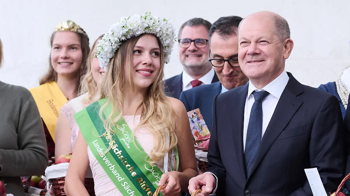 News Themen der Woche KW40 News Bilder des Tages Berlin, Apfelkabinett im Kanzleramt Übergabe der Apfelpräsente an das Bundeskabinett am 05.10.2022 im Rahmen ihres wöchentlichen Treffens im Kanzleramt. Die Blütenköniginnen aus den deutschen Hauptanbaugebieten übergeben dem Bundeskabinett dieses Jahr einen Korb mit den Sorten Elster, Red Prince, Roter Boskoop, Jonagold und Holsteiner Cox. Im Bild: Olaf Scholz Bundeskanzler, SPD neben der Blütenkönigin aus Sachsen Helena Ohnsorge. Berlin Bundeskanzleramt Berlin Deutschland *** Berlin, Apple Cabinet in the Chancellors Office Presentation of apple gifts to the Federal Cabinet on 05 10 2022 as part of their weekly meeting in the Chancellors Office The blossom queens from the main German growing regions present the Federal Cabinet this y