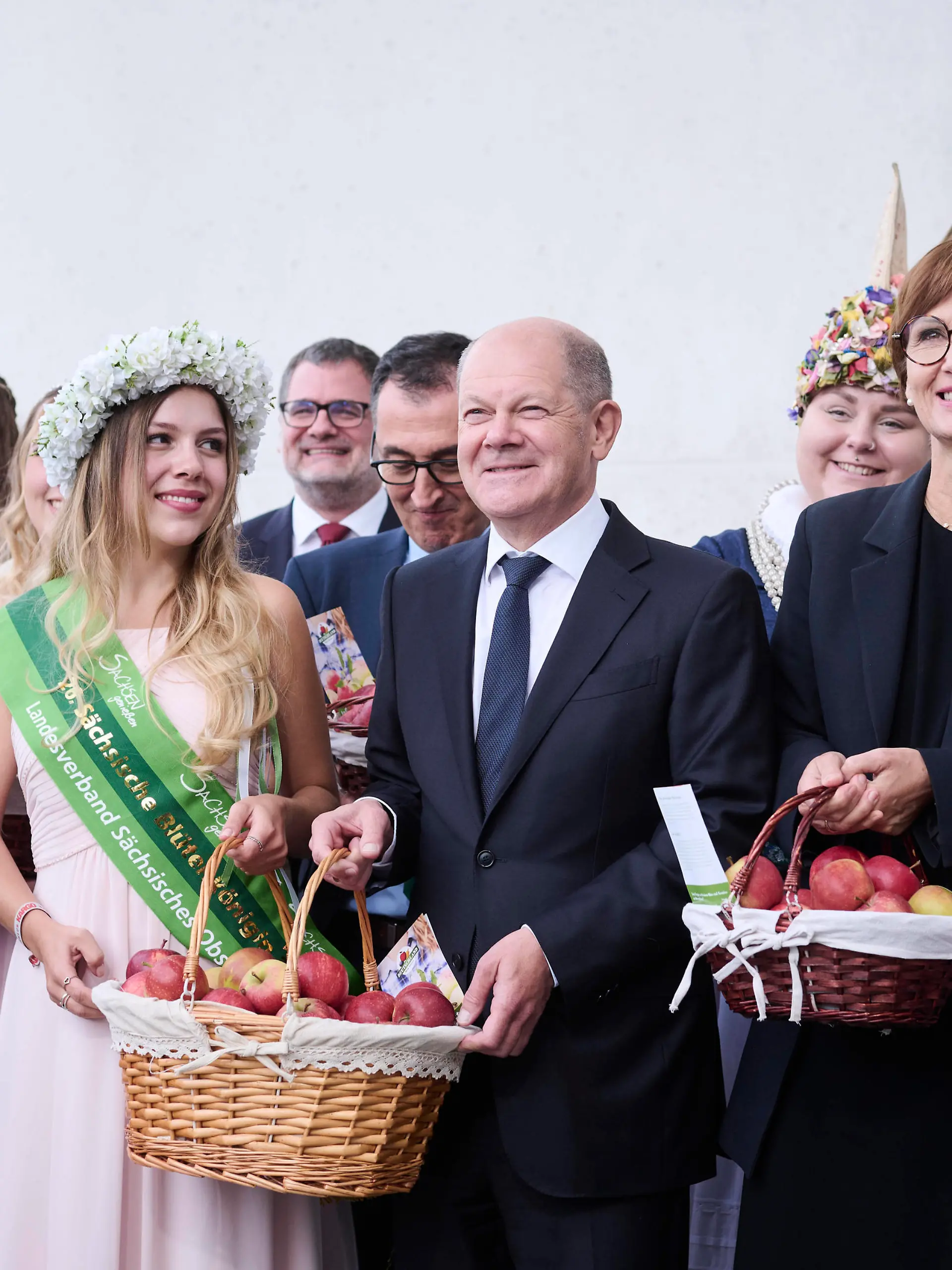 News Themen der Woche KW40 News Bilder des Tages Berlin, Apfelkabinett im Kanzleramt Übergabe der Apfelpräsente an das Bundeskabinett am 05.10.2022 im Rahmen ihres wöchentlichen Treffens im Kanzleramt. Die Blütenköniginnen aus den deutschen Hauptanbaugebieten übergeben dem Bundeskabinett dieses Jahr einen Korb mit den Sorten Elster, Red Prince, Roter Boskoop, Jonagold und Holsteiner Cox. Im Bild: Olaf Scholz Bundeskanzler, SPD neben der Blütenkönigin aus Sachsen Helena Ohnsorge. Berlin Bundeskanzleramt Berlin Deutschland *** Berlin, Apple Cabinet in the Chancellors Office Presentation of apple gifts to the Federal Cabinet on 05 10 2022 as part of their weekly meeting in the Chancellors Office The blossom queens from the main German growing regions present the Federal Cabinet this y