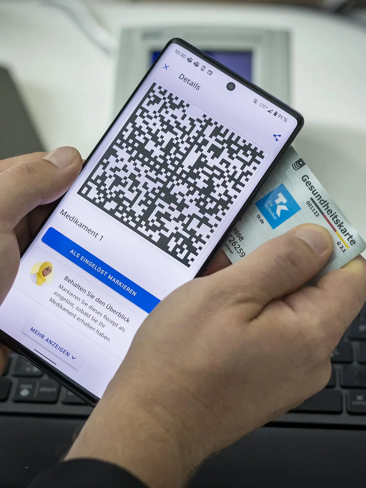 Vorstellung des elektronischen Rezepts, ein QR Code auf dem Handy kann z.B. zum Einloesen und Abholen von Medikamenten in einer Apotheke benutzt werden.