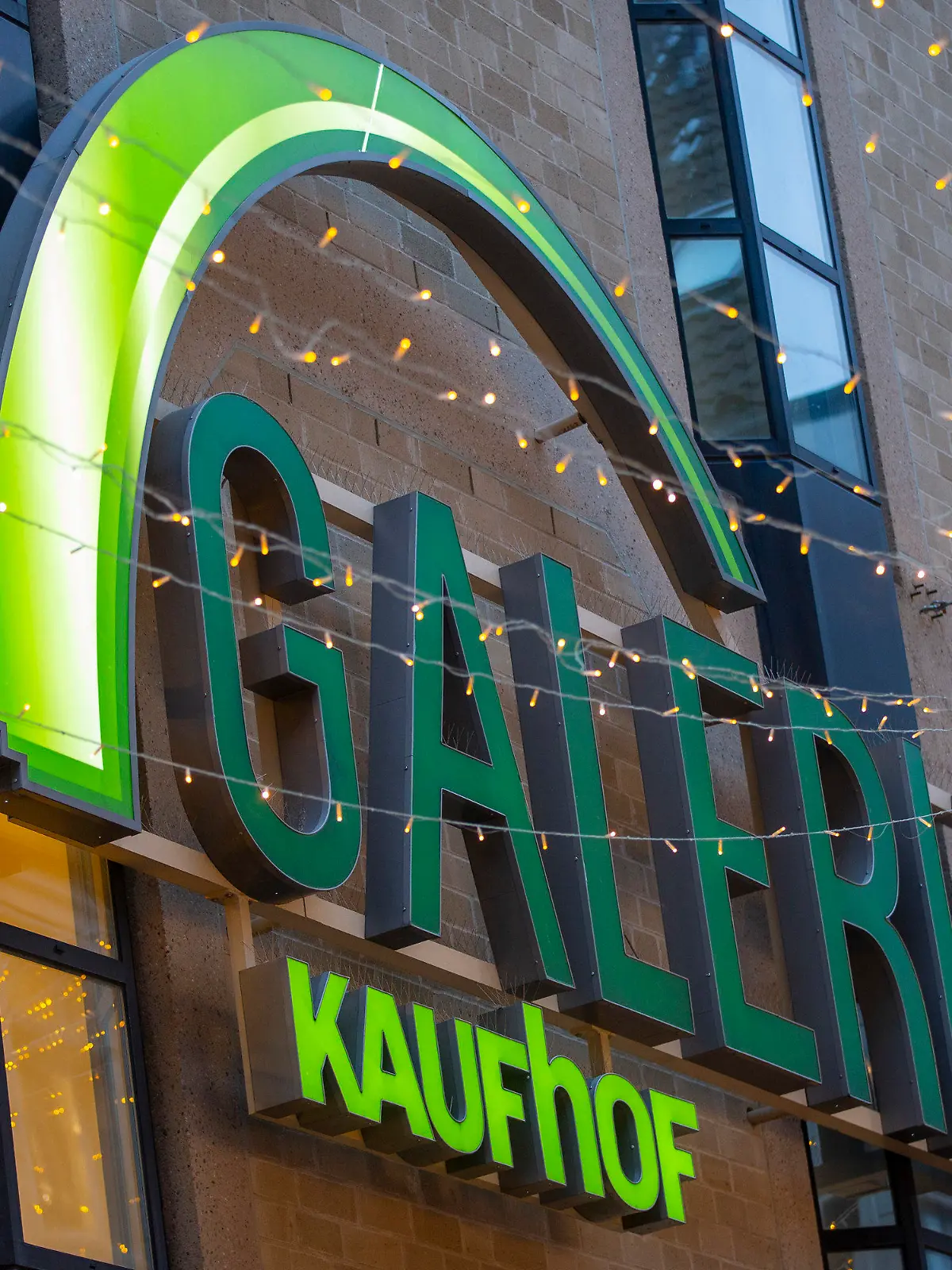 ARCHIV - 30.11.2023, Nordrhein-Westfalen, Bonn: Blick auf das Logo des Kaufhaus Galeria Kaufhof in der Innenstadt. (zu dpa "Betriebsrat hält Kaufhauskette Galeria für zukunftsfähig") Foto: Thomas Banneyer/dpa +++ dpa-Bildfunk +++