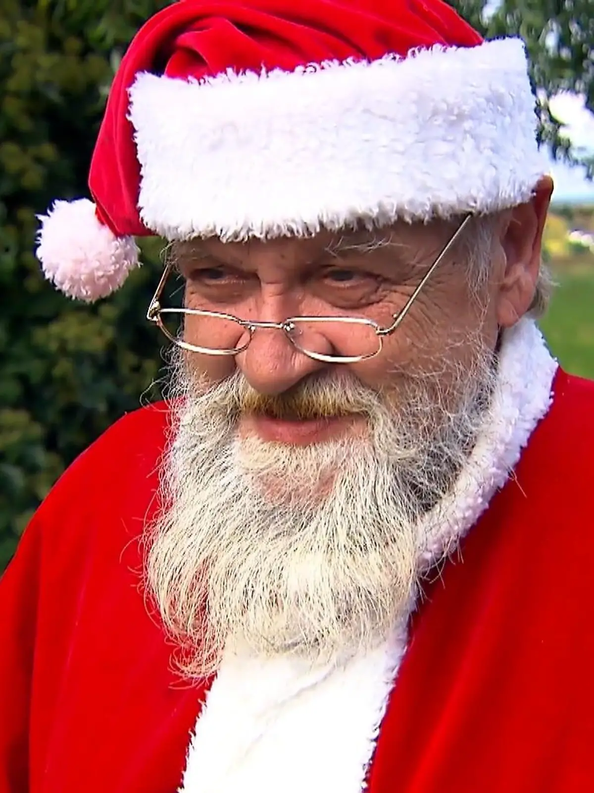 Stolze 40 Jahre ist Arnold Hupe aus dem nordhessischen Fuldatal-Ihringshausen als Weihnachtsmann unterwegs. Jedes Jahr tritt der 66-Jährige in Einkaufszentren, Fernsehsendungen und zu Hause bei Familien auf und lässt sämtliche Kinderherzen höher schlagen. Nun soll aber Schluss sein mit Geschenke verteilen und Schlitten-Fahrerei – der Hesse sucht einen würdigen Nachfolger. Wie man sich für eine Stelle als Weihnachtsmann bewirbt, zeigen wir im Video.