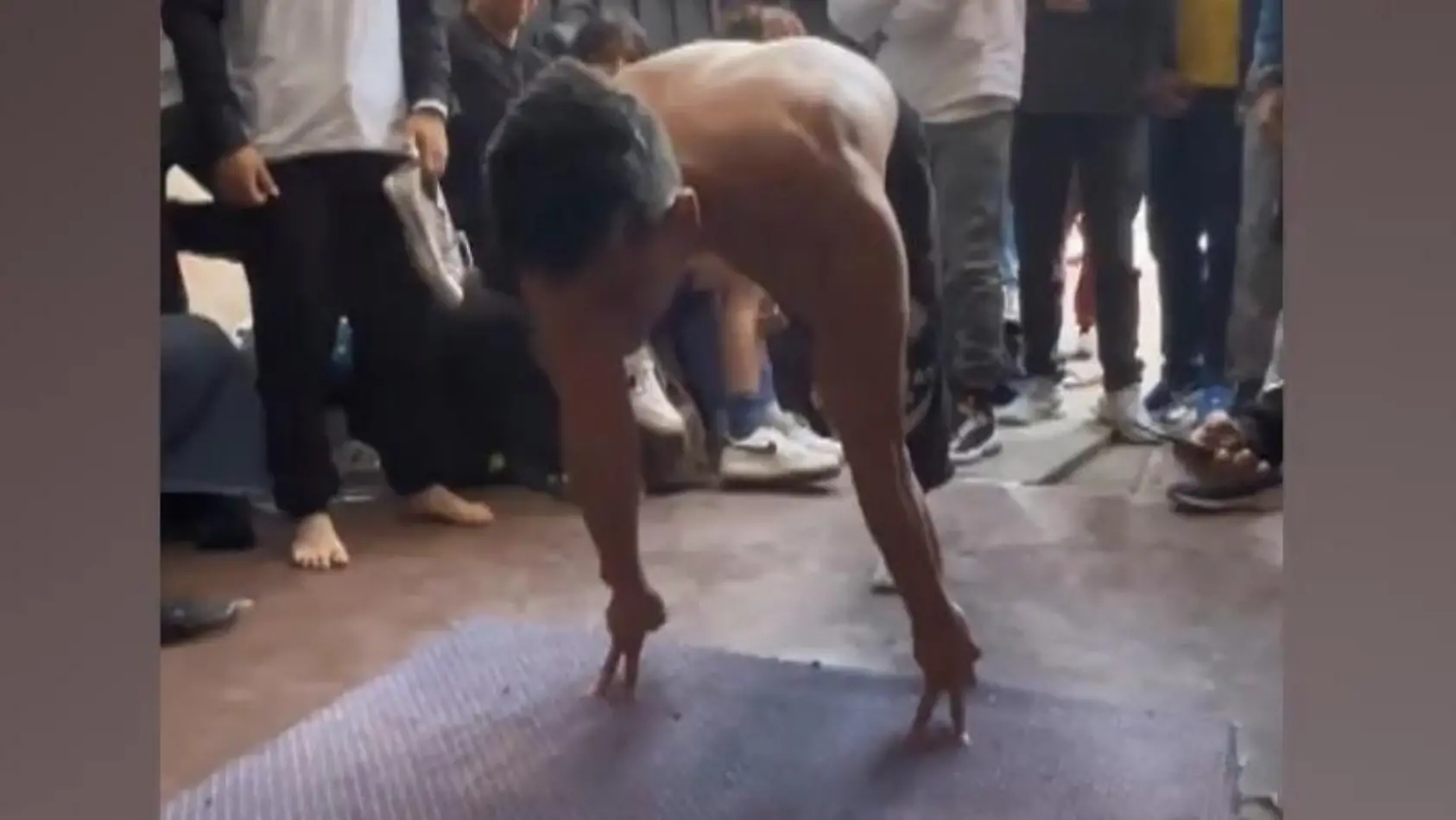 Liegestütze mit nur vier Fingern!