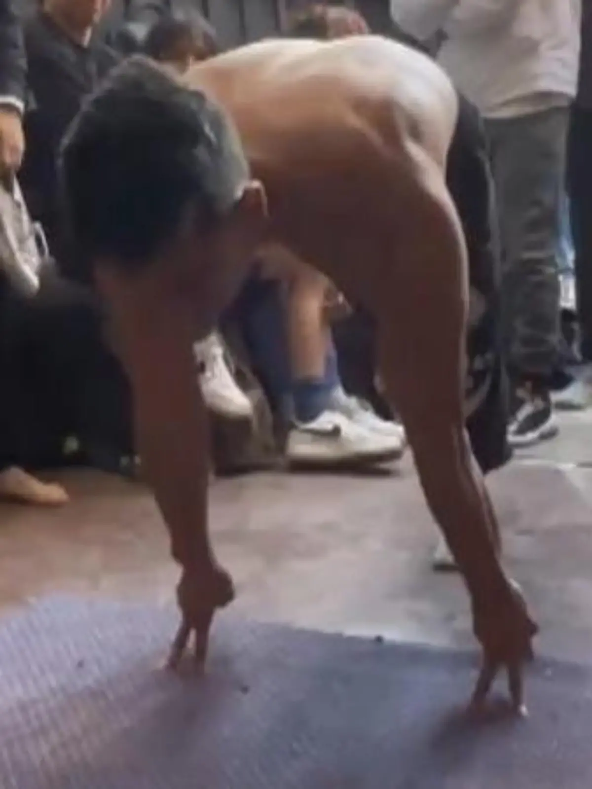 Fitness-Influencer Juan Diego Caballero überrascht seine Fans immer wieder. Jetzt beeindruckt er mit vierfingerigen Liegestütze. Die spektakuläre Szene zeigen wir euch im Video