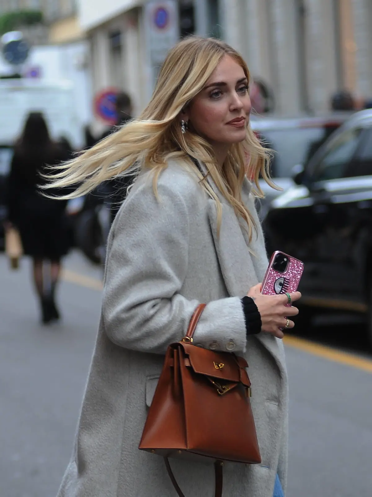 Milan, 11-11-2021 Chiara Ferragni leaves the Bacaro restaurant after having lunch with friends, including her fashion blogger CHIARA BIASI. After the greetings CHIARA FERRAGNI is accompanied home by her personal driver. PUBLICATIONxINxGERxAUTxONLY Copyright: xMimmoxCarrierox/xIPAx/xMIMMOxCARRIEROx