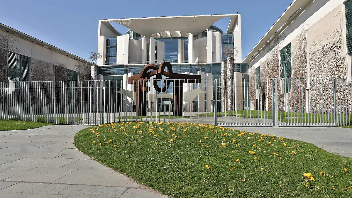 Kanzleramt zu Ostern im Sonnenschein mit blühenden gelben Blume 4.4.2021 Kanzleramt zu Ostern im Sonnenschein mit blühenden gelben Blumen Berlin Berlin Berlin GER *** Chancellery at Easter in the sunshine with blooming yellow flower 4 4 2021 Chancellery at Easter in the sunshine with blooming yellow flower Berlin Berlin GER