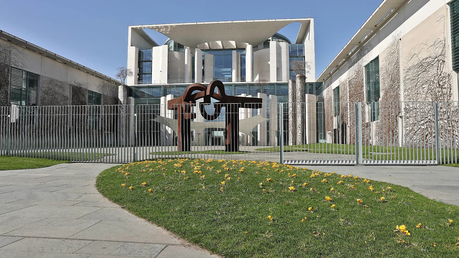 Kanzleramt zu Ostern im Sonnenschein mit blühenden gelben Blume 4.4.2021 Kanzleramt zu Ostern im Sonnenschein mit blühenden gelben Blumen Berlin Berlin Berlin GER *** Chancellery at Easter in the sunshine with blooming yellow flower 4 4 2021 Chancellery at Easter in the sunshine with blooming yellow flower Berlin Berlin GER