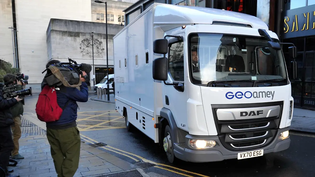 BGUK_2488426 - Manchester, UNITED KINGDOM - Manchester united Footballer Mason Greenwood seen been driven into court in Manchester as he faces a rape case, with the van surrounded by press photographers!
Pictured: Mason Greenwood
BACKGRID UK 17 OCTOBER 2022 
BYLINE MUST READ: AARON PARFITT / BACKGRID


