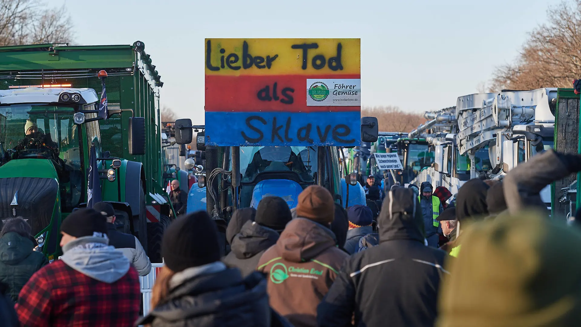 Bauern protestieren am 08.01.2024 vor dem Brandenburger Tor in Berlin. Mit mehreren hundert Treckern protestierten Bauern im Rahmen einer bundesweiten Protestwoche gegen die Politik der Ampel-Koalition und Kuerzungen von Privilegien fuer Landwirtschaftliche Betriebe, wie den steuerlich beguenstigten Diesel und die KfZ-Steuer. Ihnen schlossen sich etliche Fuhr- und Bauunternehmer mit ihren Fahrzeugen an. Aufgerufen zu dem Protest vor dem Brandenburger Tor hatten die sogenannten Freien Bauern und der Deutsche Bauernverband. EDITORIAL USE ONLY *** Farmers protest in front of the Brandenburg Gate in Berlin on 08 01 2024 Farmers protested with several hundred tractors as part of a nationwide week of protests against the policies of the traffic Copyright: epd-bild/ChristianxDitsch D24D0108BauerndemoBrandenburgerTor120214