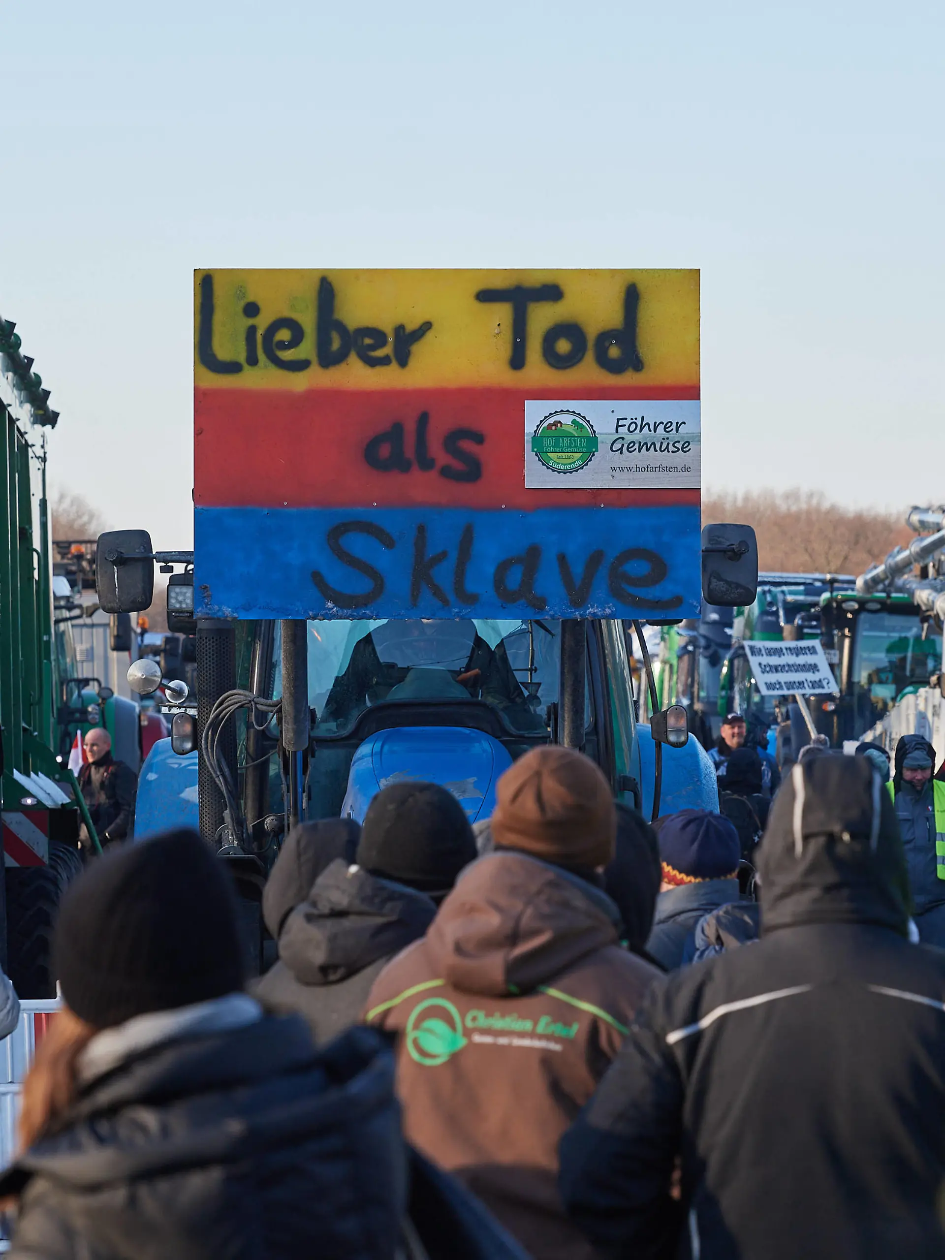 Bauern protestieren am 08.01.2024 vor dem Brandenburger Tor in Berlin. Mit mehreren hundert Treckern protestierten Bauern im Rahmen einer bundesweiten Protestwoche gegen die Politik der Ampel-Koalition und Kuerzungen von Privilegien fuer Landwirtschaftliche Betriebe, wie den steuerlich beguenstigten Diesel und die KfZ-Steuer. Ihnen schlossen sich etliche Fuhr- und Bauunternehmer mit ihren Fahrzeugen an. Aufgerufen zu dem Protest vor dem Brandenburger Tor hatten die sogenannten Freien Bauern und der Deutsche Bauernverband. EDITORIAL USE ONLY *** Farmers protest in front of the Brandenburg Gate in Berlin on 08 01 2024 Farmers protested with several hundred tractors as part of a nationwide week of protests against the policies of the traffic Copyright: epd-bild/ChristianxDitsch D24D0108BauerndemoBrandenburgerTor120214