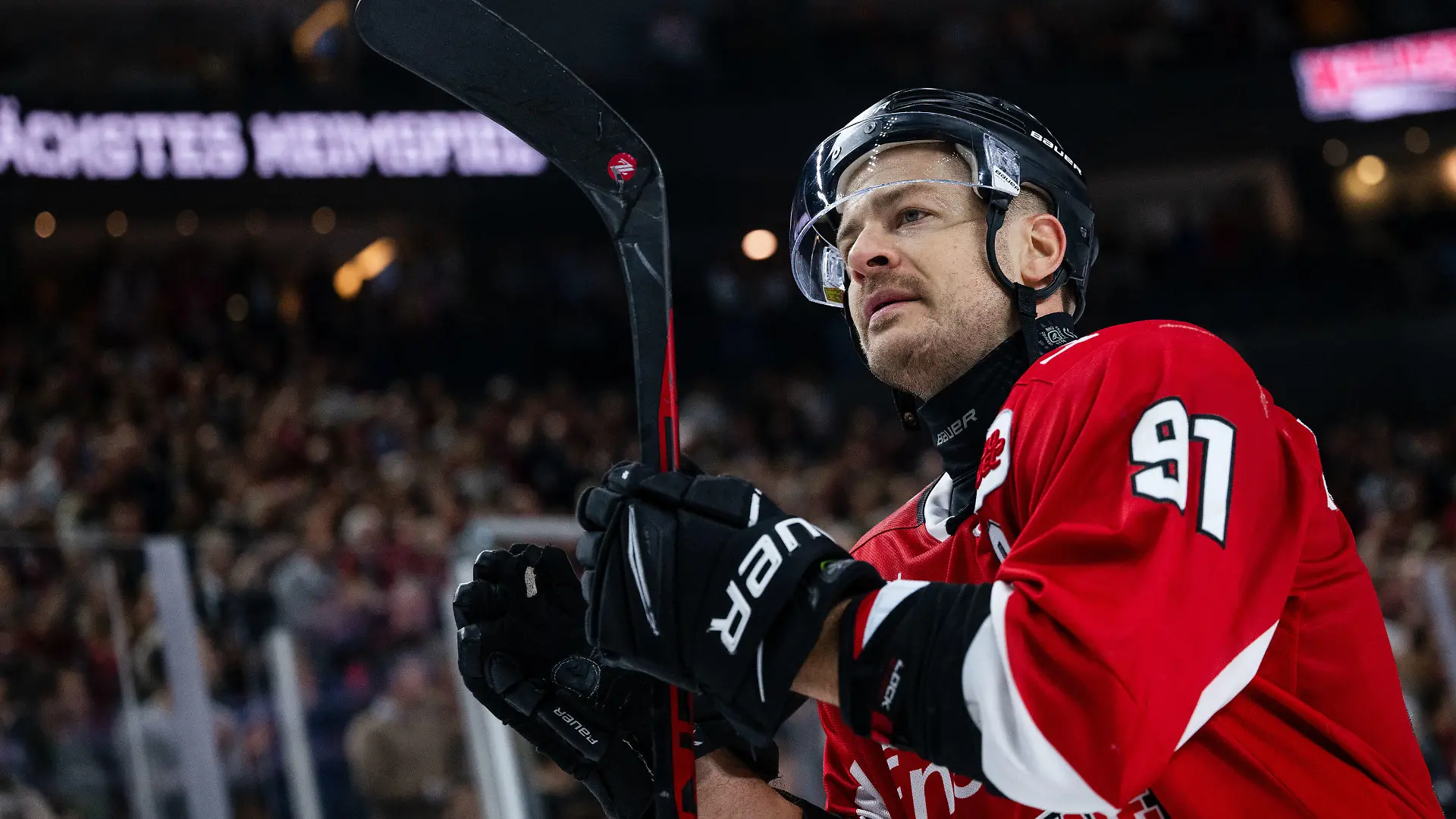 28.12.2023, Nordrhein-Westfalen, Köln: Eishockey: DEL, Kölner Haie - Düsseldorfer EG, Hauptrunde, 32. Spieltag, Lanxess Arena. Kölns Moritz Müller bedankt sich nach der Partie bei den Fans. Foto: Marius Becker/dpa +++ dpa-Bildfunk +++
