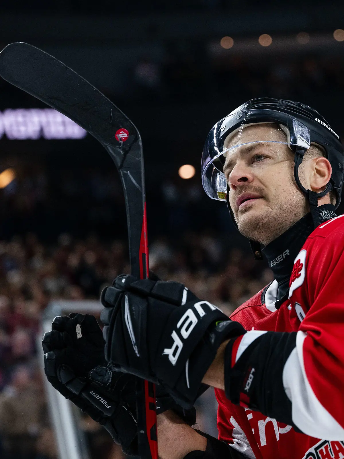 28.12.2023, Nordrhein-Westfalen, Köln: Eishockey: DEL, Kölner Haie - Düsseldorfer EG, Hauptrunde, 32. Spieltag, Lanxess Arena. Kölns Moritz Müller bedankt sich nach der Partie bei den Fans. Foto: Marius Becker/dpa +++ dpa-Bildfunk +++