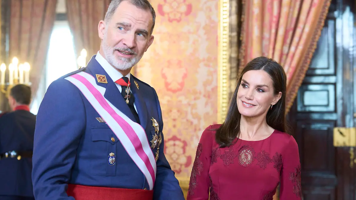 06-01-2023 Madrid Queen Letizia and King Felipe during a meeting wih officials from the government, the ministery of defence and the civil guards after the new year's military parade, the Pascua Militar Epiphany day 2023, at the Throne room in the royal palace in Madrid. No Spain © PPE/Thorton