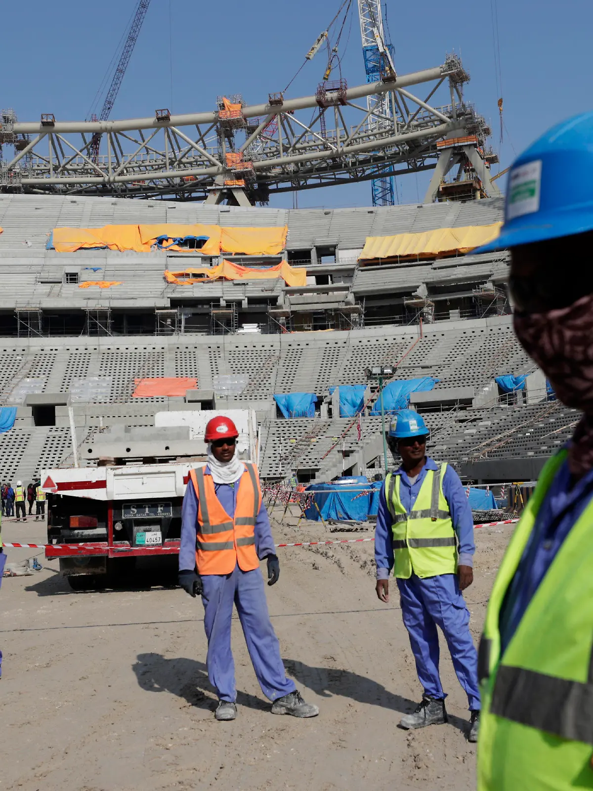 20.12.2019, Katar, Lusail: Bauarbeiter arbeiten am Lusail-Stadion, einem der Stadien der WM 2022. (Illustration zu: "Katar weiter in der Kritik wegen Arbeitsbedingungen für Migranten") (zu dpa: «FIFA denkt über Entschädigungsfonds für Arbeiter in Katar nach») Foto: Hassan Ammar/AP/dpa +++ dpa-Bildfunk +++