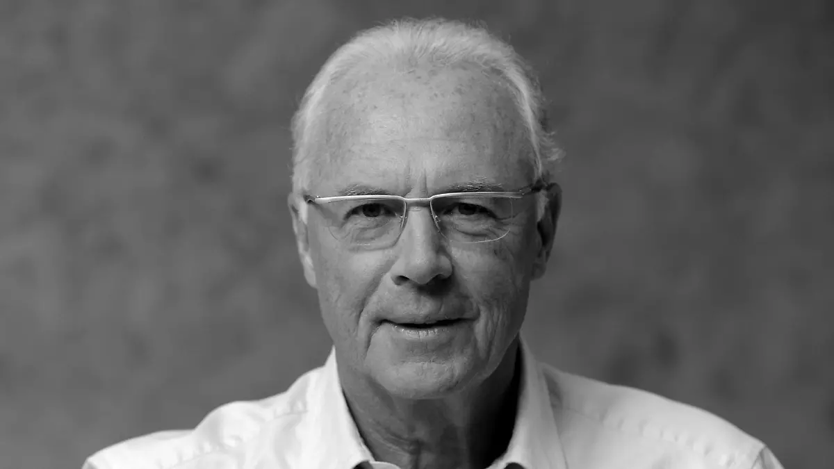 dpatopbilder - ARCHIV - 06.09.2010, Bayern, München: Der Ehrenpräsident des FC Bayern, Franz Beckenbauer, aufgenommen vor der Sendung «Blickpunkt Sport extra». Franz Beckenbauer ist tot. Die deutsche Fußball-Legende starb am Sonntag im Alter von 78 Jahren, wie seine Familie am Montag der Deutschen Presse-Agentur mitteilte. Foto: Tobias Hase/dpa +++ dpa-Bildfunk +++
