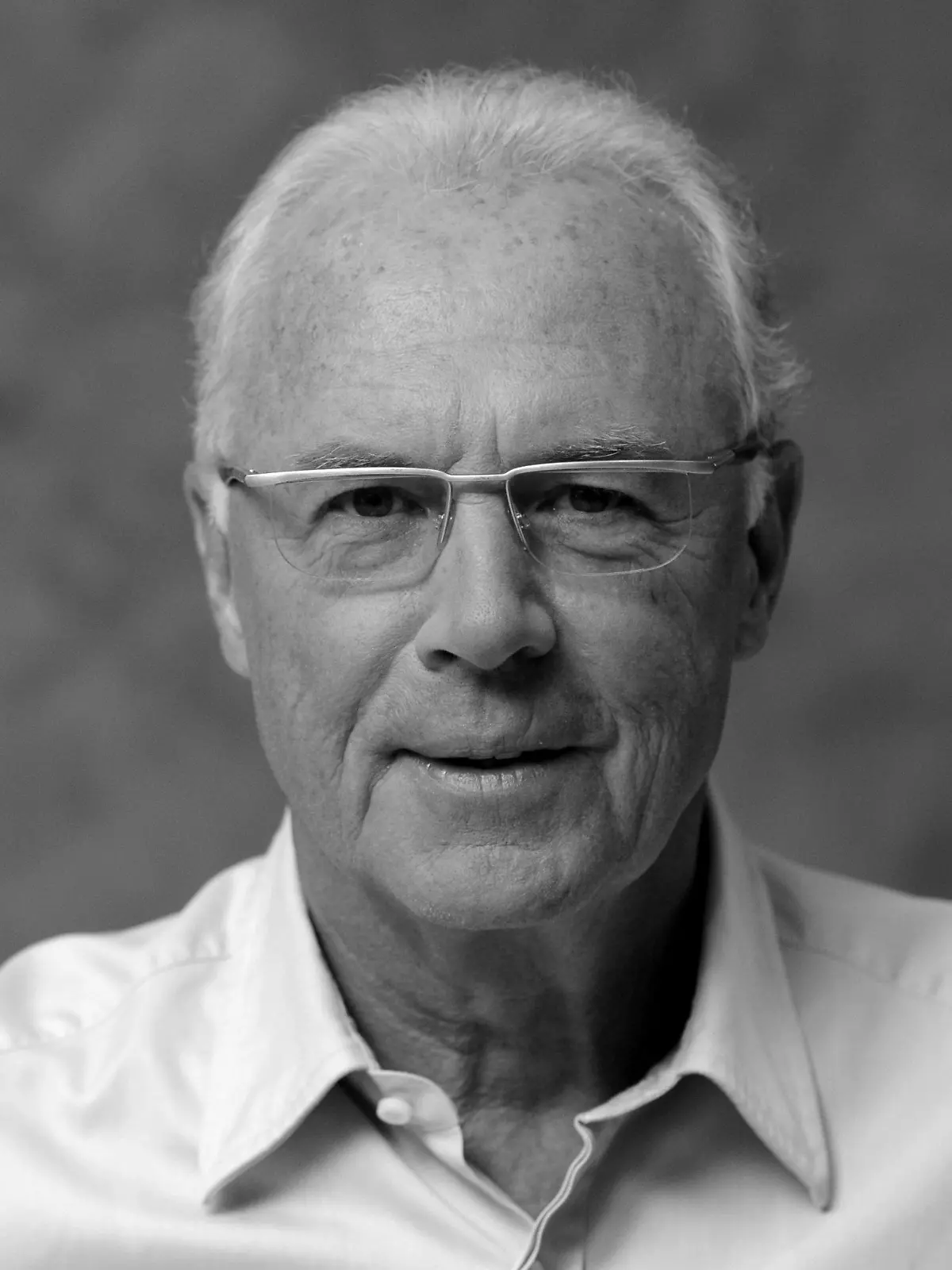 dpatopbilder - ARCHIV - 06.09.2010, Bayern, München: Der Ehrenpräsident des FC Bayern, Franz Beckenbauer, aufgenommen vor der Sendung «Blickpunkt Sport extra». Franz Beckenbauer ist tot. Die deutsche Fußball-Legende starb am Sonntag im Alter von 78 Jahren, wie seine Familie am Montag der Deutschen Presse-Agentur mitteilte. Foto: Tobias Hase/dpa +++ dpa-Bildfunk +++