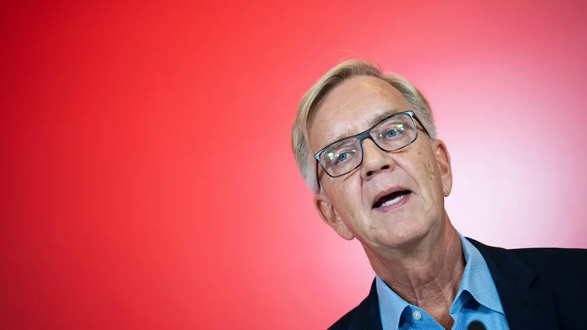 27.09.2022, Berlin: Dietmar Bartsch, Fraktionsvorsitzender der Partei Die Linke, spricht bei einem Pressestatement vor Beginn der Fraktionssitzung der Linken im Bundestag. Foto: Michael Kappeler/dpa +++ dpa-Bildfunk +++
