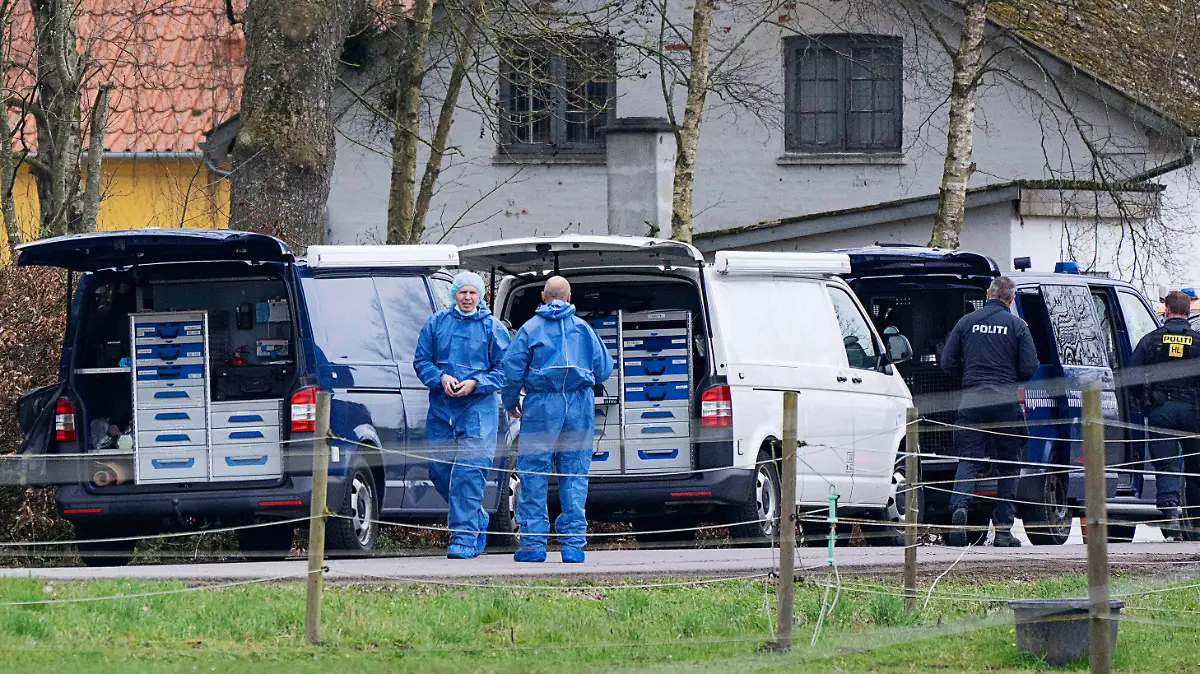 ARCHIV - 16.04.2023, Dänemark, Kirkerup: Die Polizei inspiziert die Umgebung eines Hauses im Zusammenhang mit der Suche nach einem vermissten Mädchen. Ein Mann soll eine 13-jährige Zeitungsausträgerin in Dänemark entführt, mehr als einen Tag festgehalten und vergewaltigt haben. (zu dpa: Vergewaltigung und Tötung von Mädchen - Mann in Dänemark angeklagt) Foto: Claus Bech/Ritzau Scanpix Foto/AP/dpa - ACHTUNG: Nur zur redaktionellen Verwendung und nur mit vollständiger Nennung des vorstehenden Credits +++ dpa-Bildfunk +++