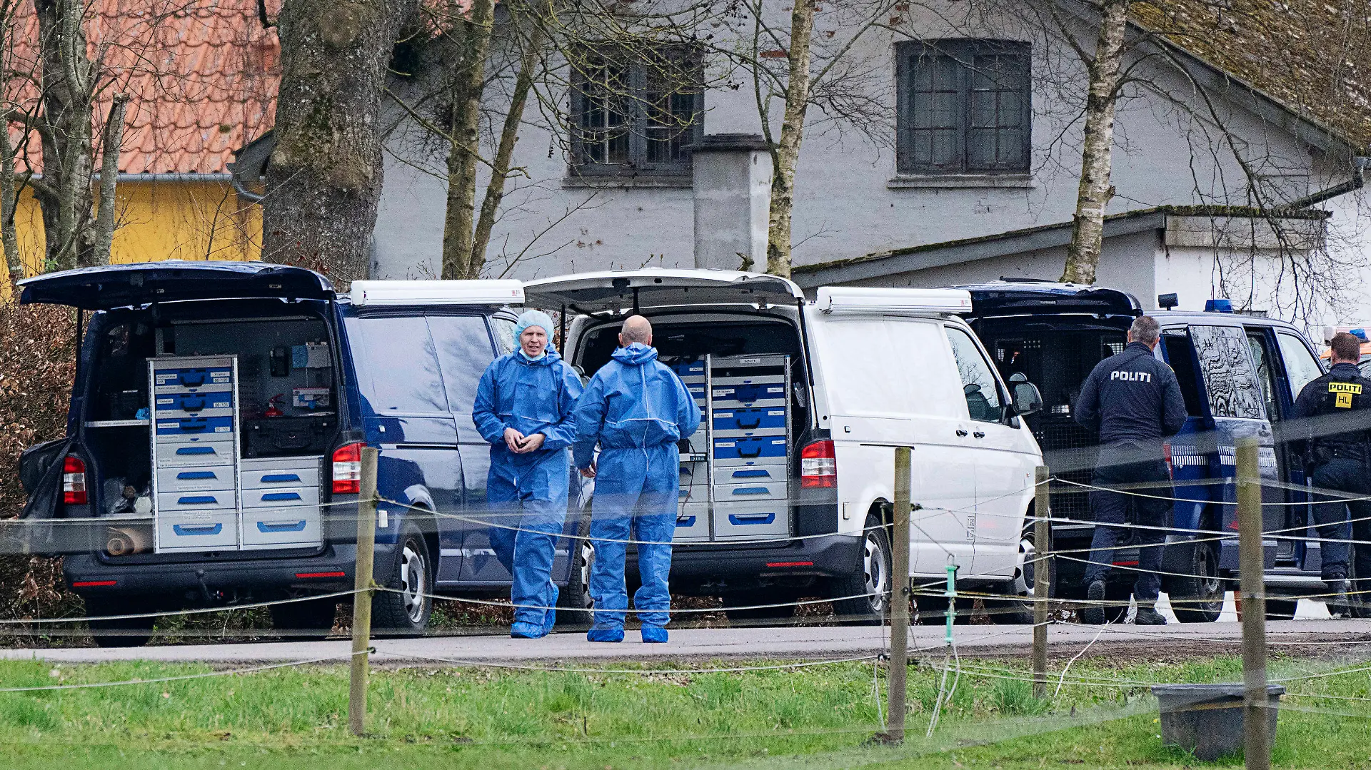 ARCHIV - 16.04.2023, Dänemark, Kirkerup: Die Polizei inspiziert die Umgebung eines Hauses im Zusammenhang mit der Suche nach einem vermissten Mädchen. Ein Mann soll eine 13-jährige Zeitungsausträgerin in Dänemark entführt, mehr als einen Tag festgehalten und vergewaltigt haben. (zu dpa: Vergewaltigung und Tötung von Mädchen - Mann in Dänemark angeklagt) Foto: Claus Bech/Ritzau Scanpix Foto/AP/dpa - ACHTUNG: Nur zur redaktionellen Verwendung und nur mit vollständiger Nennung des vorstehenden Credits +++ dpa-Bildfunk +++