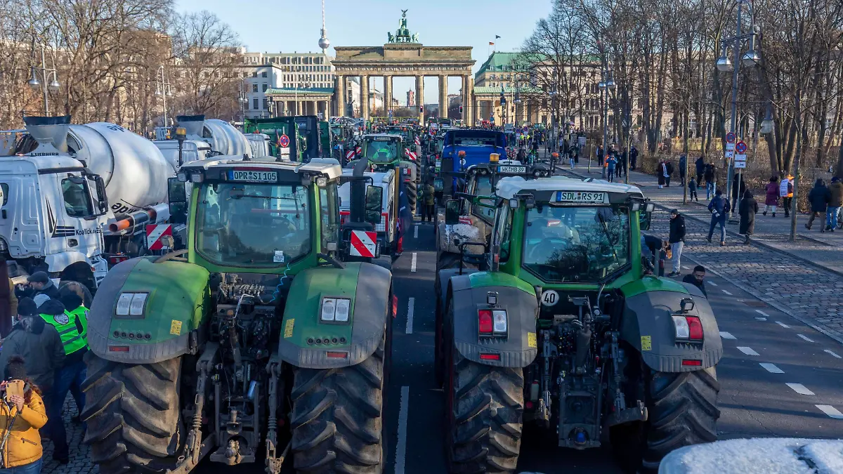 Protest der Bauern gegen geplanten Maßnahmen der Regierung, Am 8. Januar 2024 haben sich in Berlin vor dem Brandenburger Tor zahlreiche Landwirte zu einem Protest gegen die geplanten Subventionskürzungen der Bundesregierung versammelt. Die Bauern fordern, dass die Pläne vollständig zurückgenommen werden. Mit ihren Traktoren und LKW blockierten die Landwirte die Straße des 17. Juni und sorgten für Verkehrschaos in der Hauptstadt. Sie trugen Plakate mit Aufschriften wie Wir lassen uns nicht kaputtmachen oder Landwirtschaft braucht mehr Geld, nicht weniger Berlin Berlin Deutschland *** Farmers protest against planned government measures, On January 8, 2024, numerous farmers gathered in front of the Brandenburg Gate in Berlin to p