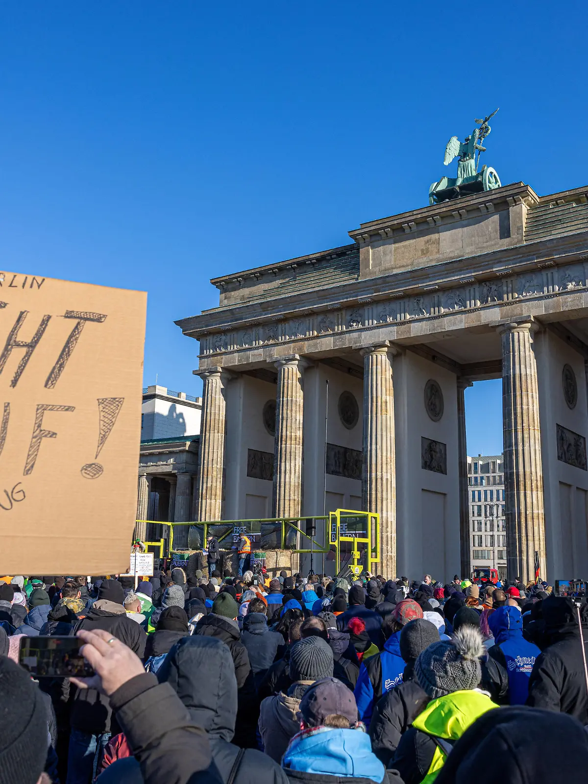 Protest der Freien Bauern gegen die geplanten Maßnahmen der Regierung Deutschland, Berlin, am 08.01.2024: Protest der Bauern vorm Brandenburger Tor während Freie Bauern Referent für Politik und Medien Reinhard Jung auf einen LKW-Anhänger eine Rede hält. Auf dem Schild im Vordergrunfd steht 08.01.24 / Berlin STEHT AUF Genug ist genug . *** Protest of the Free Farmers against the planned measures of the German government, Berlin, on 08 01 2024 Protest of the farmers in front of the Brandenburg Gate while Free Farmers speaker for politics and media Reinhard Jung gives a speech on a truck trailer The sign in the foreground reads 08 01 24 Berlin STAND UP Enough is enough