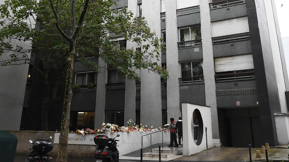 Les hommages se multiplient devant la résidence de Lola à Paris, le 17 octobre 2022. Le corps de l'adolescente de 12 ans avait été retrouvée dans une malle dans la cour intérieure d'un immeuble du 19ème arrondissement, le 14 octobre 2022. Deux suspects sont actuellement en détention. © Giancarlo Gorassini / Bestimage Tributes multiply in front of Lola's residence in Paris, October 17, 2022. The body of the 12-year-old teenager was found in a trunk in the inner courtyard of a building in the 19th arrondissement, October 14, 2022. Two suspects are currently in custody. / action press