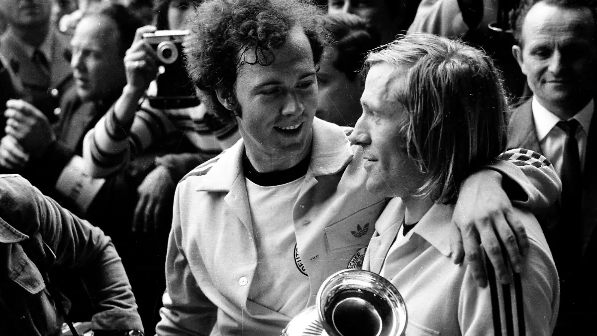 EM72 Finale Deutschland-UdSSR 3:0 in Brüssel Franz Beckenbauer und Günter Netzer mit Pokal HM

Final Germany USSR 3 0 in Brussels Franz Beckenbauer and Günter Netzer with Cup HM