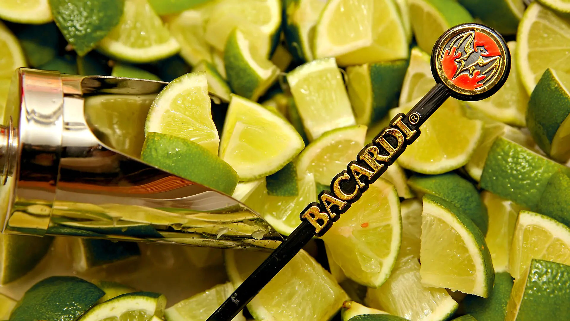 Ein Bacardi-Rührstab steckt zwischen Limetten-Stücken, aufgenommen am 23.12.2005 an einer Bar bei der "Ritmo de Bacardi Party" in der Messehalle in Magdeburg. Foto: Andreas Lander +++(c) dpa - Report+++