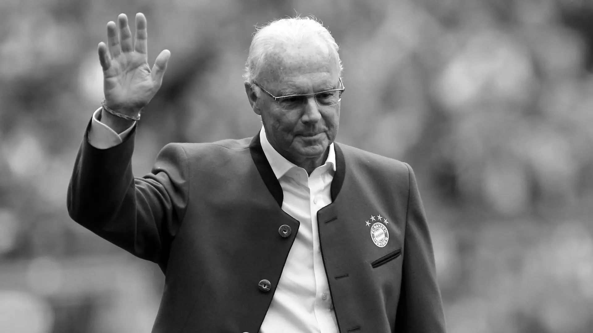 ARCHIV - 14.05.2016, Bayern, München: Fußball Bundesliga 34. Spieltag, FC Bayern München - Hannover 96 in der Allianz Arena. Ehrenpräsident Franz Beckenbauer von München geht während der Präsentation der Meistermannschaften vor Spielbeginn zum Podium und winkt. Franz Beckenbauer ist tot. Die deutsche Fußball-Legende starb am Sonntag im Alter von 78 Jahren, wie seine Familie am Montag der Deutschen Presse-Agentur mitteilte. Foto: picture alliance / dpa +++ dpa-Bildfunk +++