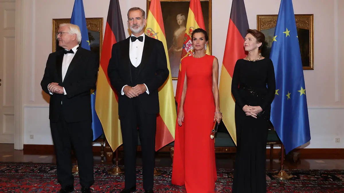 17-10-2022 Gala German President Frank-Walter Steinmeier and King Felipe and Queen Letizia and Elke Buedenbender pose for a photo ahead of a banquet at the presidential Bellevue Palace in Berlin PUBLICATIONxINxGERxSUIxAUTxONLY Copyright: xPPEx