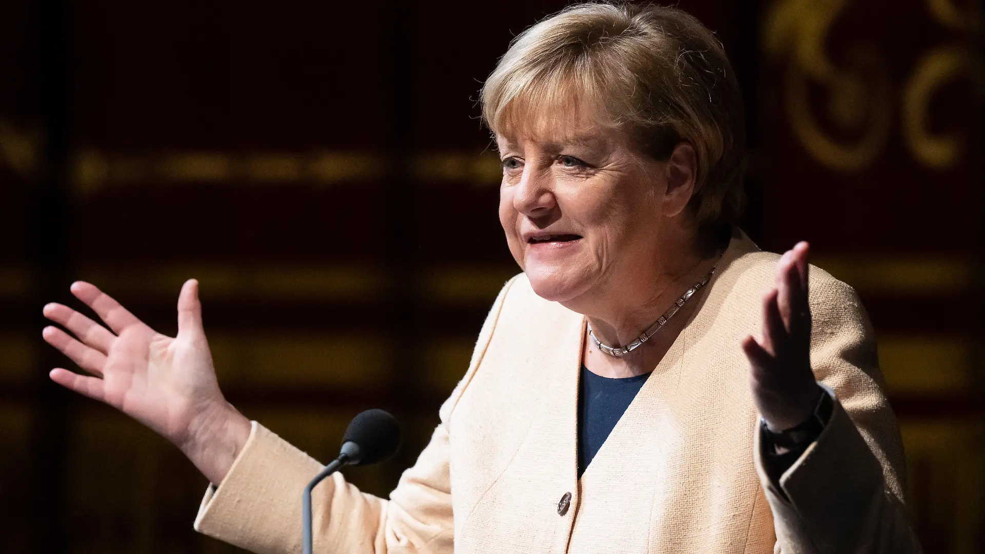 ARCHIV - 06.10.2022, Bayern, München: Angela Merkel (CDU, frühere Bundeskanzlerin, nimmt an einem Festakt zum 77-jährigen Bestehen der Süddeutschen Zeitung im Gärtnerplatztheater teil. Merkel hat die Entscheidung früherer Jahre verteidigt, für eine Übergangszeit während der Energiewende sehr stark auf billiges Erdgas aus Russland gesetzt zu haben. (zu dpa: «Merkel bereut früheres Vertrauen in Russland als Gaslieferant nicht») Foto: Sven Hoppe/dpa +++ dpa-Bildfunk +++