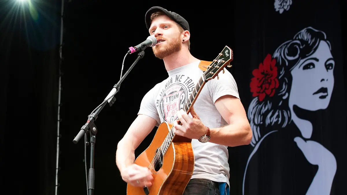 Tobias Regner im Konzert auf dem Kunstrasen Gronau. Bonn 29.07.2012