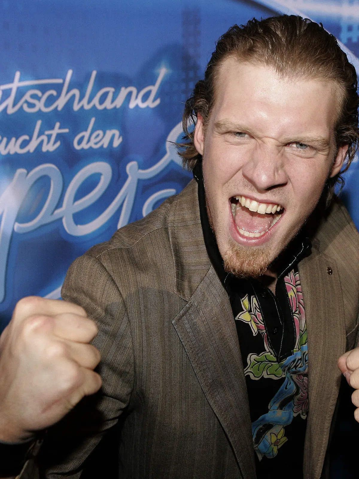 Tobias Regner freut sich am Sonntag (19.03.2006) in Köln über seinen Sieg bei dem RTL-Gesangswettbewerb "Deutschland sucht den Superstar". Insgesamt nahmen rund 14.000 Menschen an dem Wettbewerb teil. Foto: Jörg Carstensen dpa/lnw +++(c) dpa - Report+++