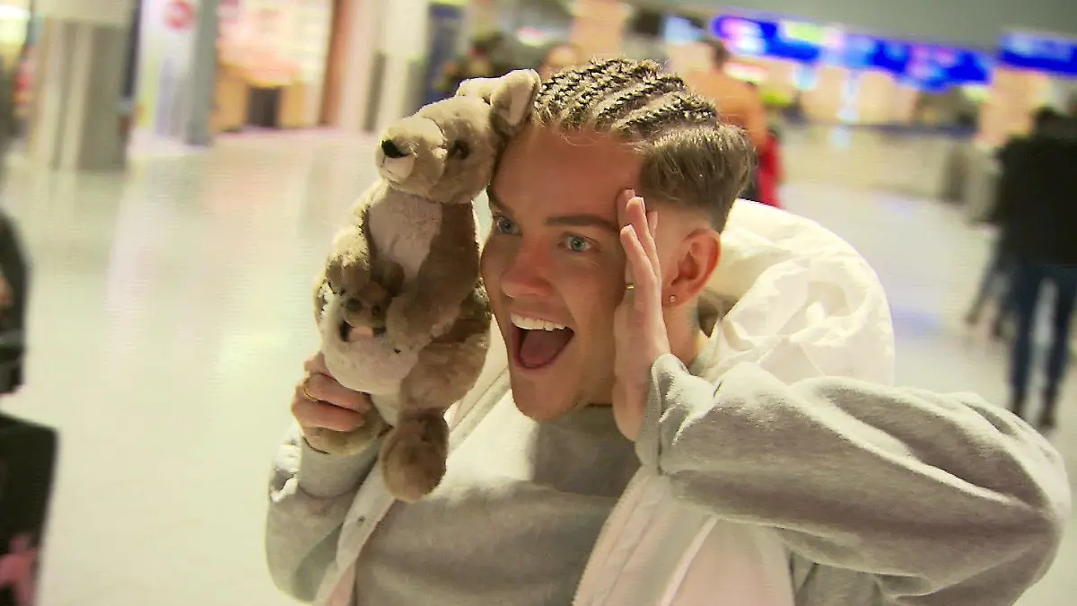 Influencer Twenty4Tim beim Abflug am Flughafen Frankfurt