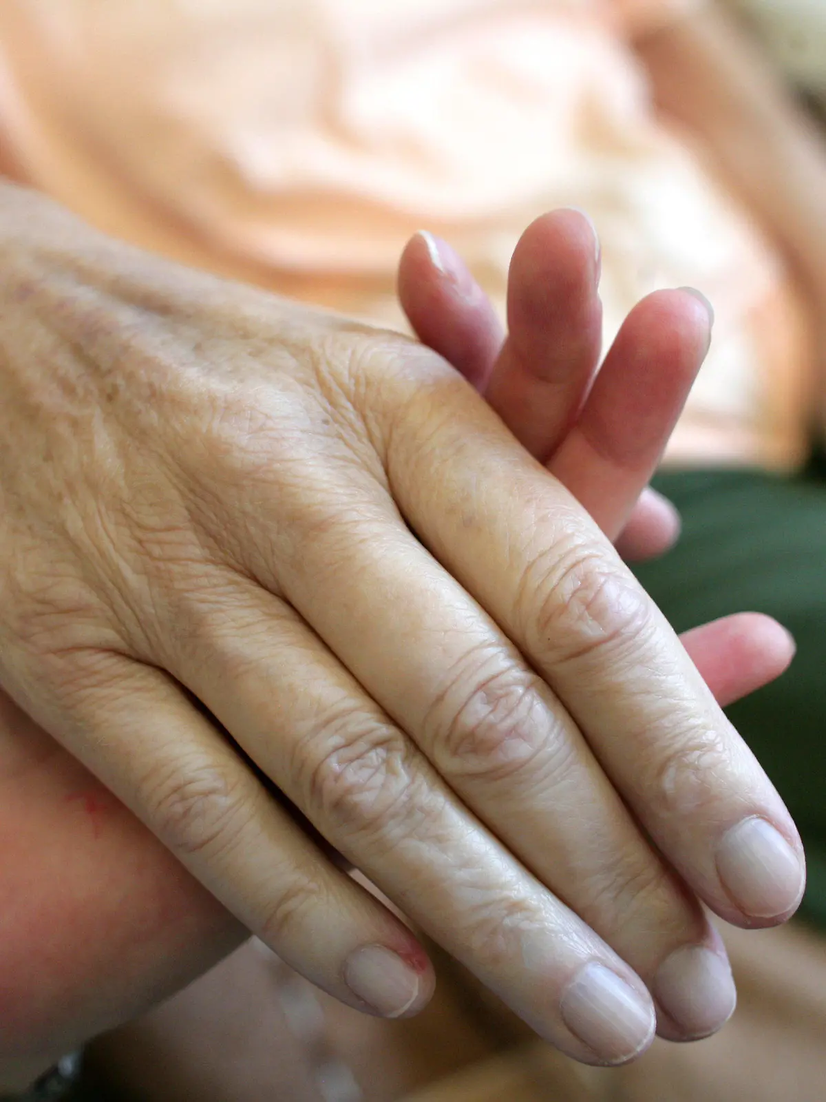 ARCHIV - Die Hand einer kranken Frau wird am 24.08.2009 in Magdeburg von einer Pflegerin gehalten. Bei der Vereinbarkeit von Familie und Beruf geht es in der alternden Gesellschaft längst nicht mehr nur um Kinderbetreuung. Immer mehr Menschen pflegen auch kranke Angehörige. In ihrem Leben ist häufig nichts mehr, wie es einmal war. Foto: Jens Wolf/lsw (zu dpa-KORR.: "Am Limit - Ein Leben zwischen Pflege und Job" vom 06.09.2010)  +++(c) dpa - Bildfunk+++