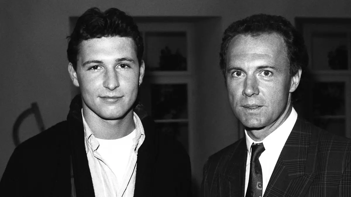 Bildnummer: 09219378  Datum: 01.06.1988  Copyright: imago/teutopress
Franz Beckenbauer mit Sohn Stephan 06/88 rag Mann der Kaiser Sportler Fußball Fußballspieler Trainer Sportfunktionär Geschäftsmann Präsident FC Bayern München Nationalspieler Teamchef Management dunkelhaarig quer Querformat halb ; x0x xsk 1988 quer Aufmacher 

Image number 09219378 date 01 06 1988 Copyright imago teutopress Franz Beckenbauer with Son Stephan 06 88 Rag Man the Kaiser Athletes Football Football players team manager Sports official Businessman President FC Bavaria Munich National player Team boss Management Dunkelhaarig horizontal Landscape half x0x xsk 1988 horizontal Highlight  