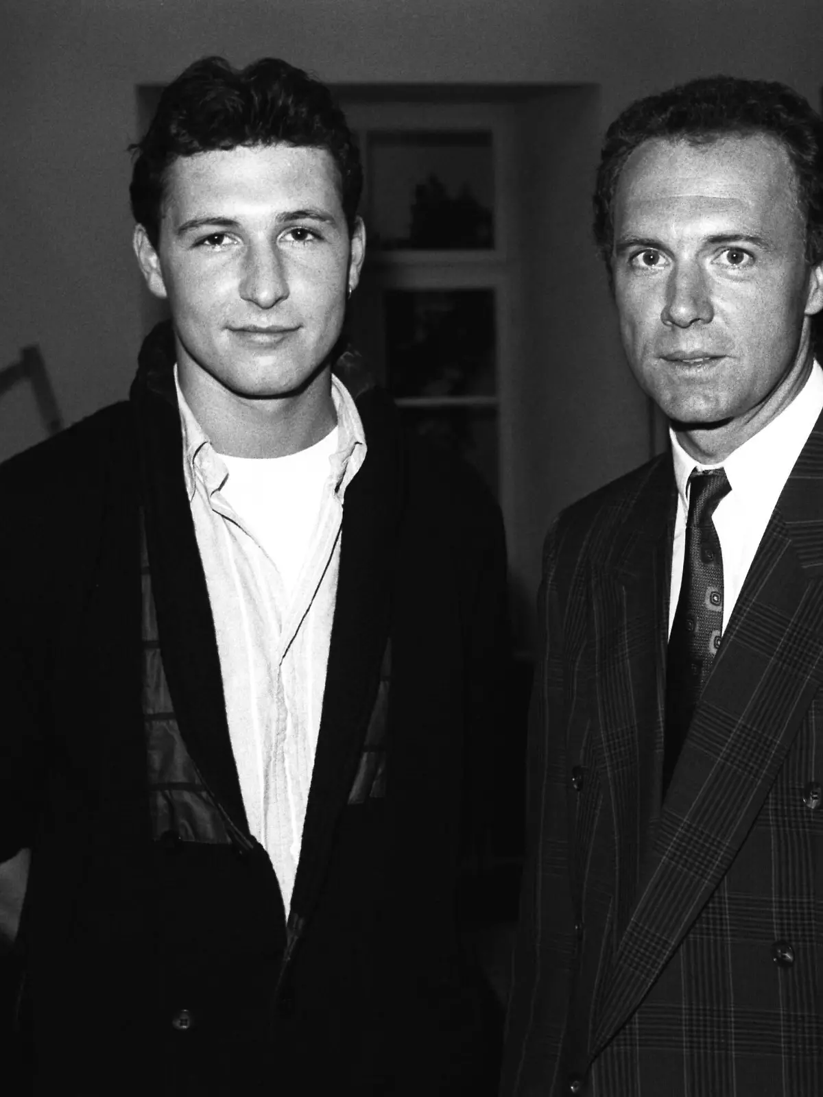 Bildnummer: 09219378  Datum: 01.06.1988  Copyright: imago/teutopress
Franz Beckenbauer mit Sohn Stephan 06/88 rag Mann der Kaiser Sportler Fußball Fußballspieler Trainer Sportfunktionär Geschäftsmann Präsident FC Bayern München Nationalspieler Teamchef Management dunkelhaarig quer Querformat halb ; x0x xsk 1988 quer Aufmacher 

Image number 09219378 date 01 06 1988 Copyright imago teutopress Franz Beckenbauer with Son Stephan 06 88 Rag Man the Kaiser Athletes Football Football players team manager Sports official Businessman President FC Bavaria Munich National player Team boss Management Dunkelhaarig horizontal Landscape half x0x xsk 1988 horizontal Highlight  