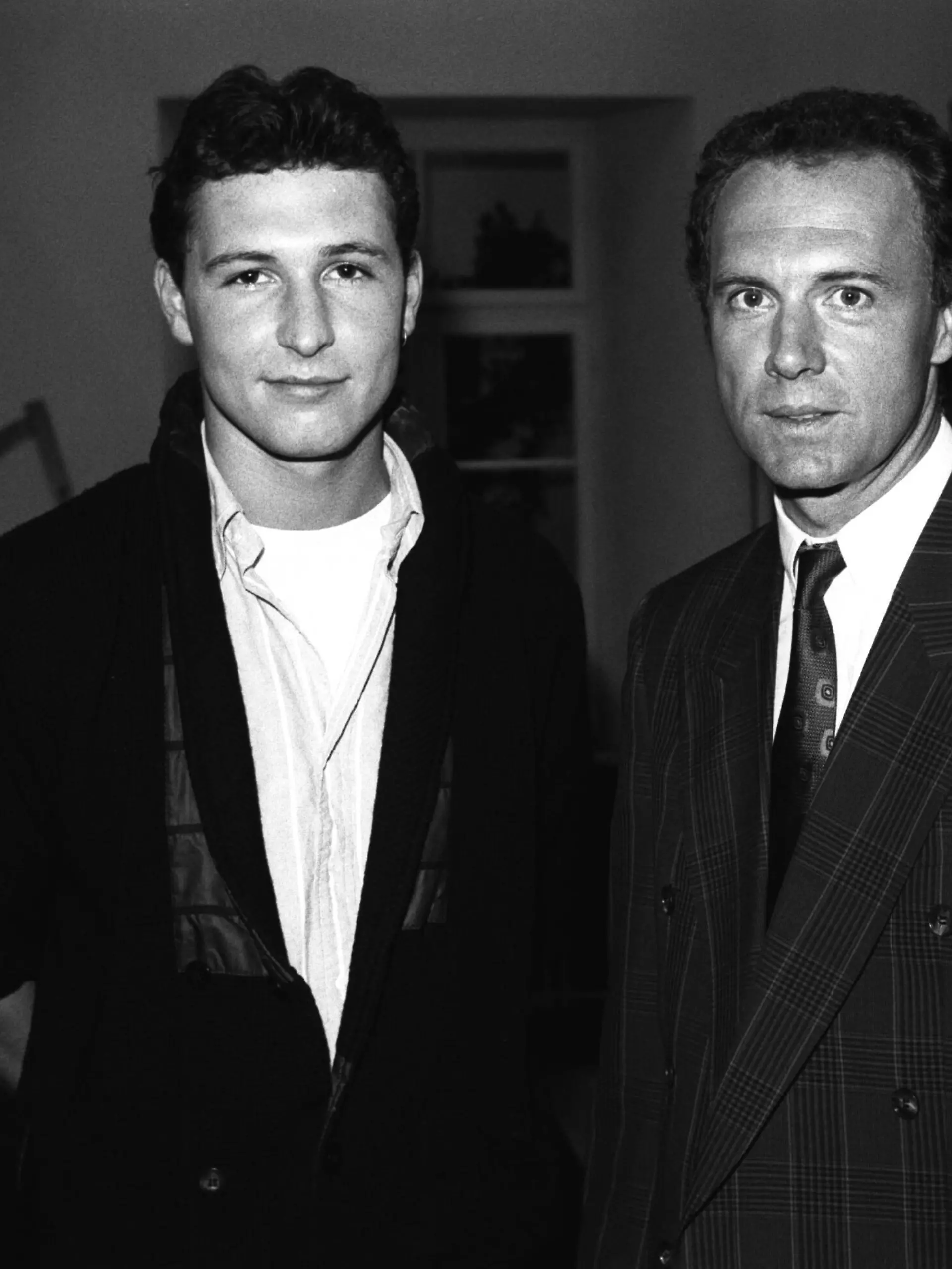 Bildnummer: 09219378  Datum: 01.06.1988  Copyright: imago/teutopress
Franz Beckenbauer mit Sohn Stephan 06/88 rag Mann der Kaiser Sportler Fußball Fußballspieler Trainer Sportfunktionär Geschäftsmann Präsident FC Bayern München Nationalspieler Teamchef Management dunkelhaarig quer Querformat halb ; x0x xsk 1988 quer Aufmacher 

Image number 09219378 date 01 06 1988 Copyright imago teutopress Franz Beckenbauer with Son Stephan 06 88 Rag Man the Kaiser Athletes Football Football players team manager Sports official Businessman President FC Bavaria Munich National player Team boss Management Dunkelhaarig horizontal Landscape half x0x xsk 1988 horizontal Highlight  