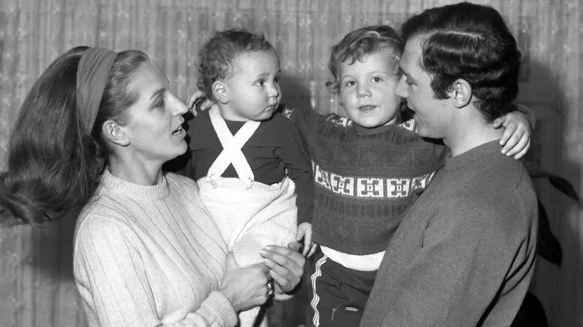Franz Beckenbauer (BR Deutschland / FC Bayern München) mit Frau Brigitte und den gemeinsamen Söhnen Michael (re.) und Stephan

Franz Beckenbauer BR Germany FC Bavaria Munich with Woman Brigitte and the common Sons Michael right and Stephan