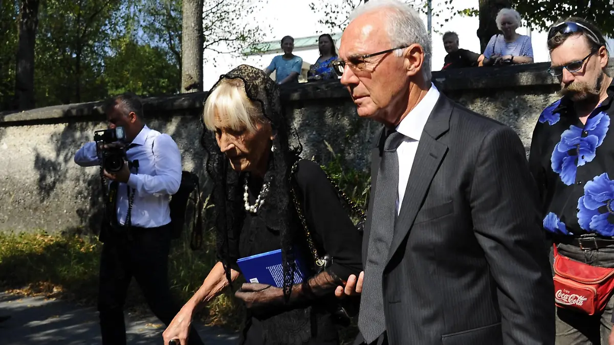 Brigitte Beckenbauer, Franz Beckenbauer / Trauerfeier / Stephan Beckenbauer / Kirche / Hl. Familie / München / 07. August 2015 /

Brigitte Beckenbauer Franz Beckenbauer Mourning ceremony Stephan Beckenbauer Church Hl Family Munich 07 August 2015