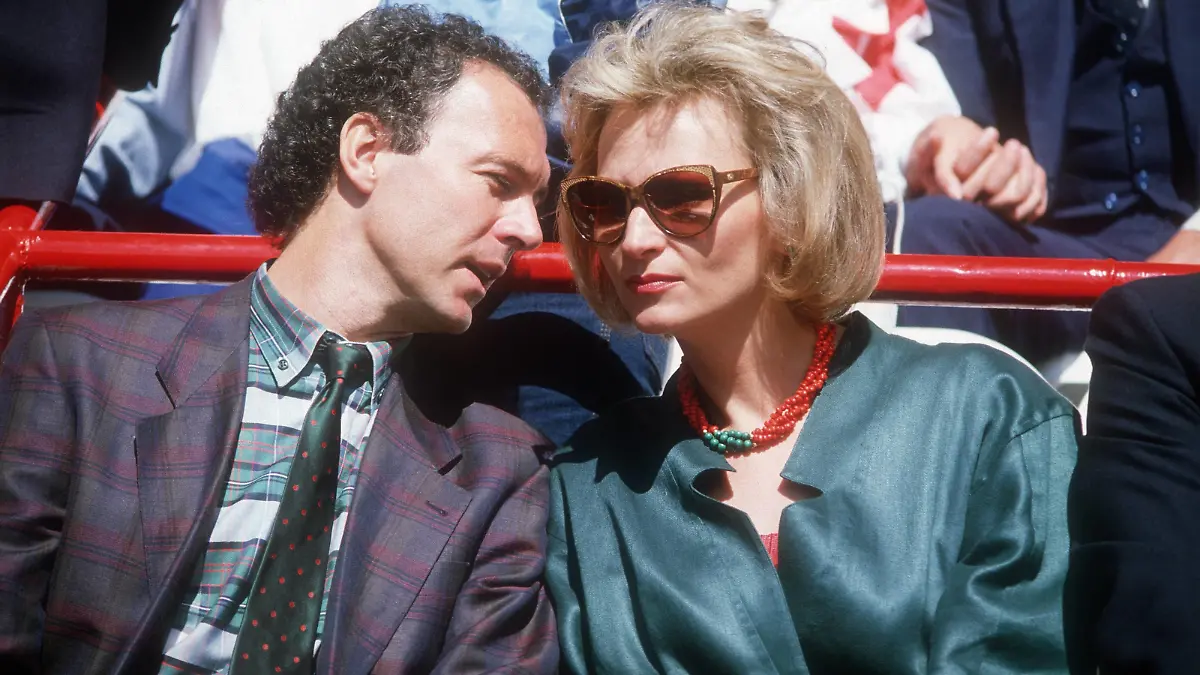 Teamchef Franz Beckenbauer (BR Deutschland) mit Freundin Diana Sandmann

Team boss Franz Beckenbauer BR Germany with Girlfriend Diana Sandmann