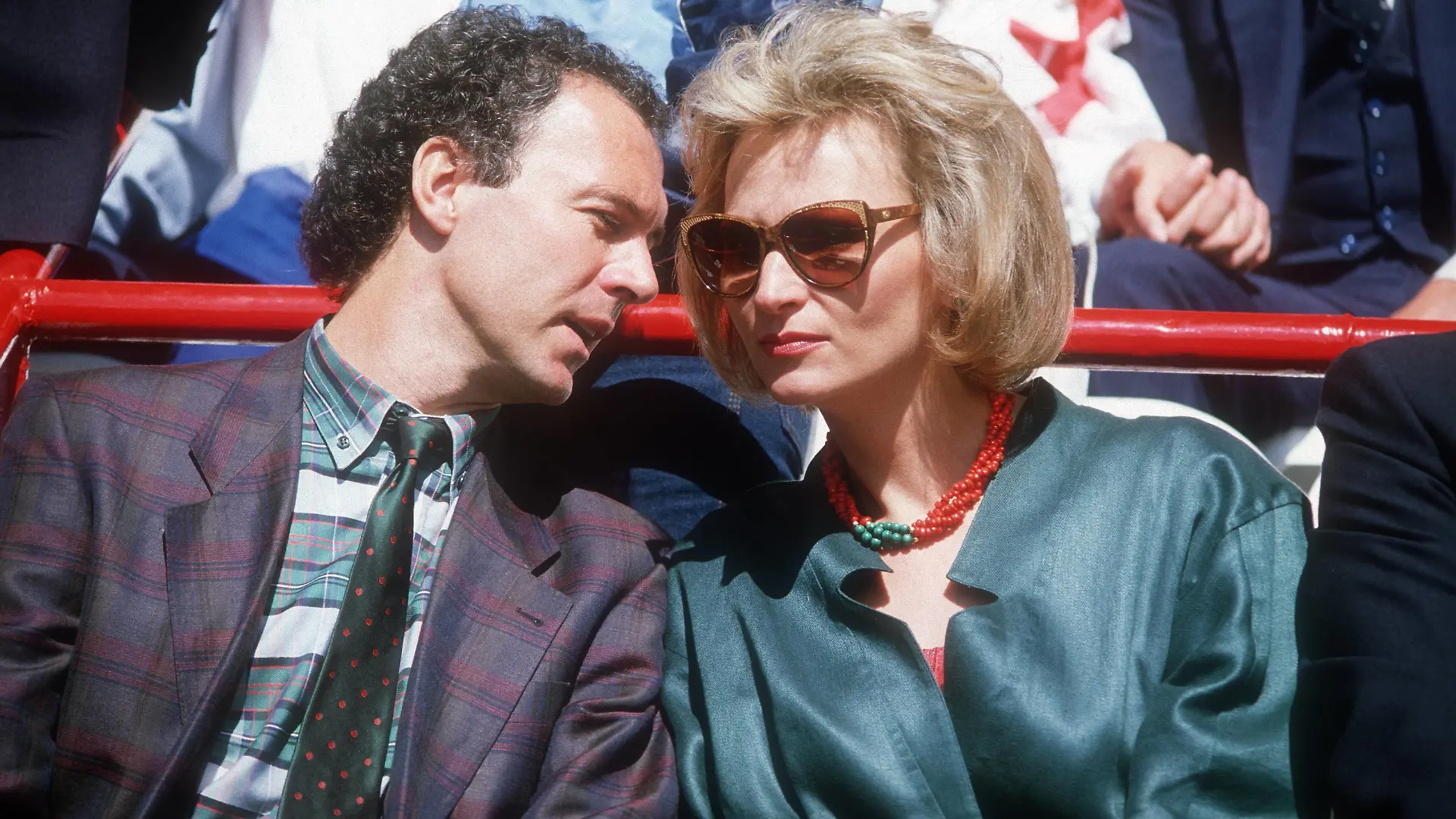Teamchef Franz Beckenbauer (BR Deutschland) mit Freundin Diana Sandmann

Team boss Franz Beckenbauer BR Germany with Girlfriend Diana Sandmann