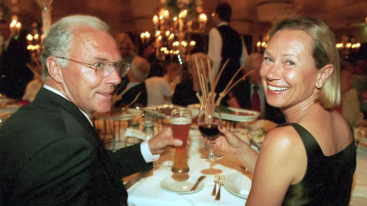  Präsident Franz Beckenbauer li., Bayern mit seiner Frau Sibylle