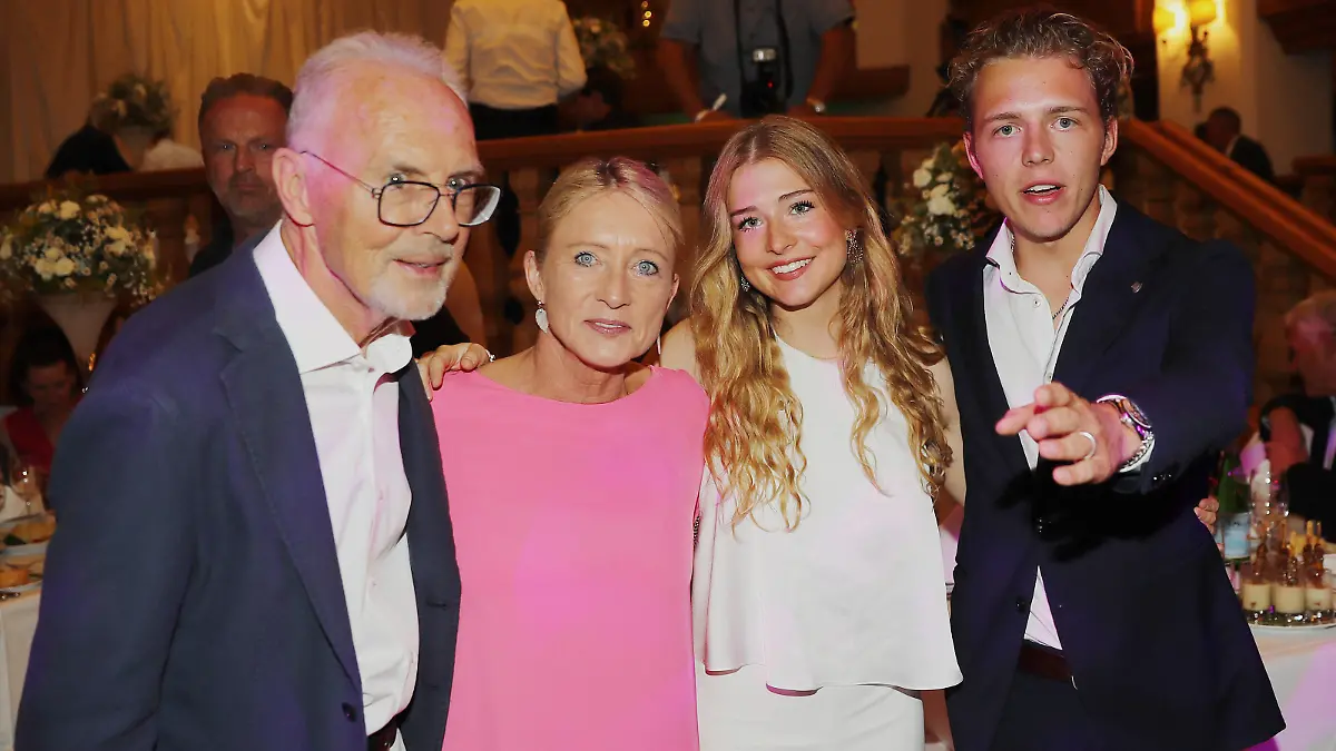 33. Kaiser Cup in Bad Griesbach Gala Abend Treffen der Eagles in Bad Griesbach Heidi und Franz Beckenbauer mit ihren Kindern Francesca und Joel Bad Griesbach Bayern Deutschland Hotel Maximillian *** 33 Kaiser Cup in Bad Griesbach Gala Evening Meeting of the Eagles in Bad Griesbach Heidi and Franz Beckenbauer with their children Francesca and Joel Bad Griesbach Bavaria Germany Hotel Maximillian 