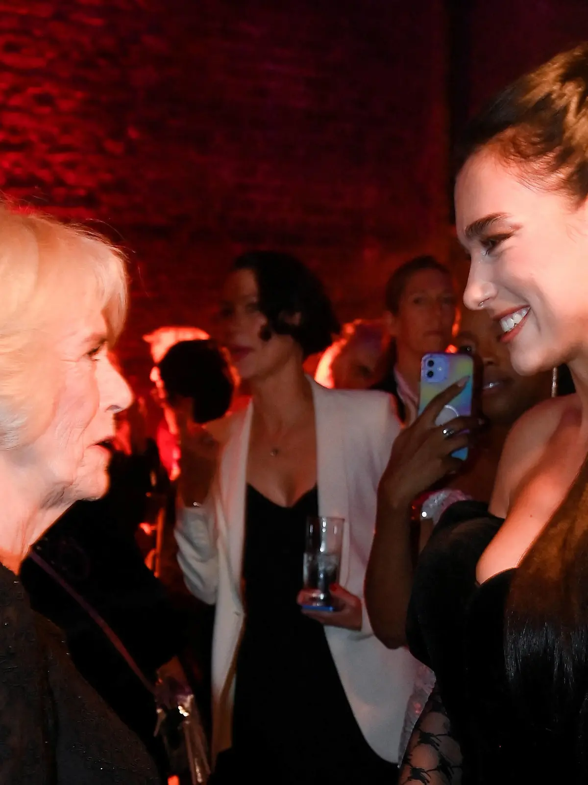  . 17/10/2022. London, United Kingdom. Camilla, Queen Consort, with Dua Lipa at the 2022 Booker Prize awards ceremony in London. PUBLICATIONxINxGERxSUIxAUTxHUNxONLY xPoolx/xi-Imagesx IIM-23852-0009